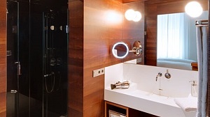 Central Room Bathroom 2